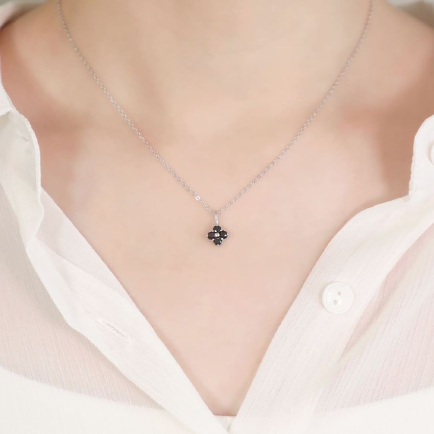 La Joie 尖晶石四葉草頸鏈 (白金色)