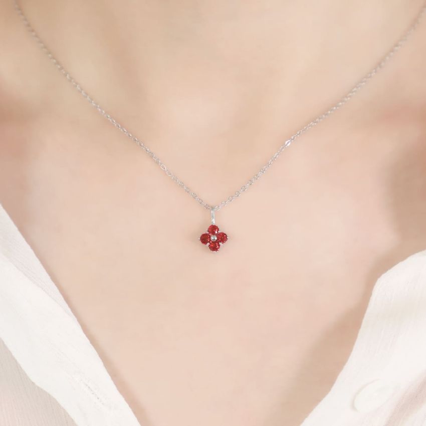 La Joie 石榴石四葉草頸鏈 (白金色)