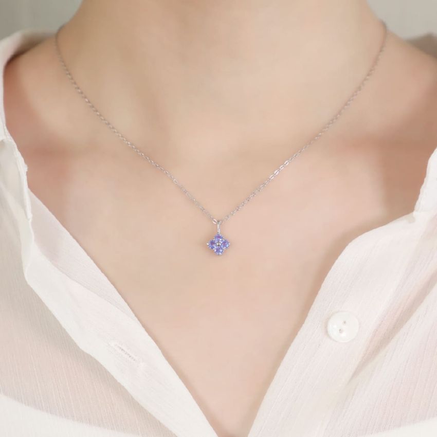 La Joie 堇青石四葉草頸鏈 (白金色)