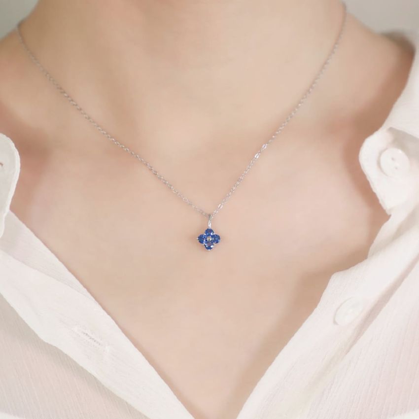 La Joie 藍寶石四葉草頸鏈 (白金色)