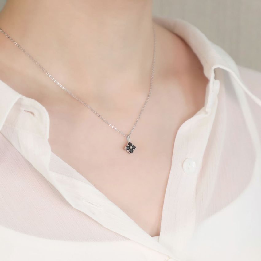 La Joie 尖晶石四葉草頸鏈 (白金色)