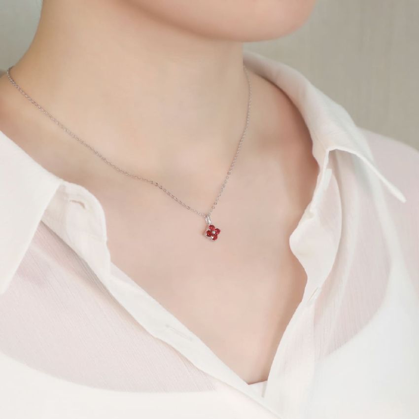 La Joie 石榴石四葉草頸鏈 (白金色)