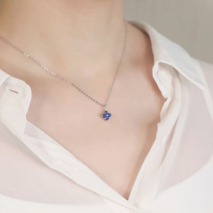 La Joie 藍寶石四葉草頸鏈 (白金色)