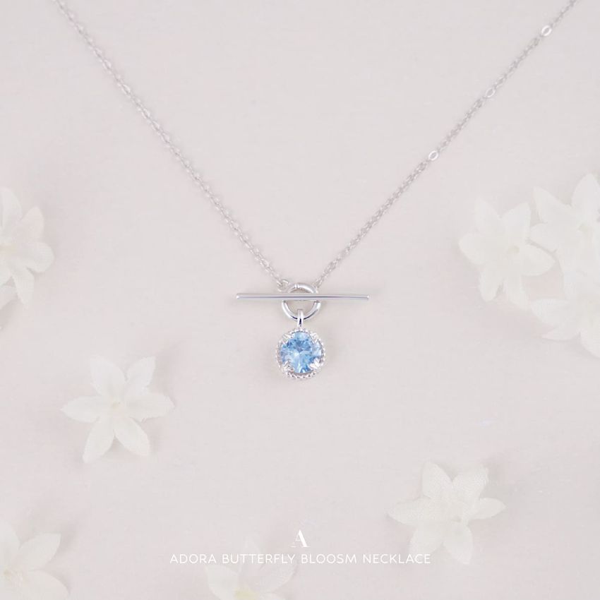 Adora 天空藍蝴蝶花園頸鏈