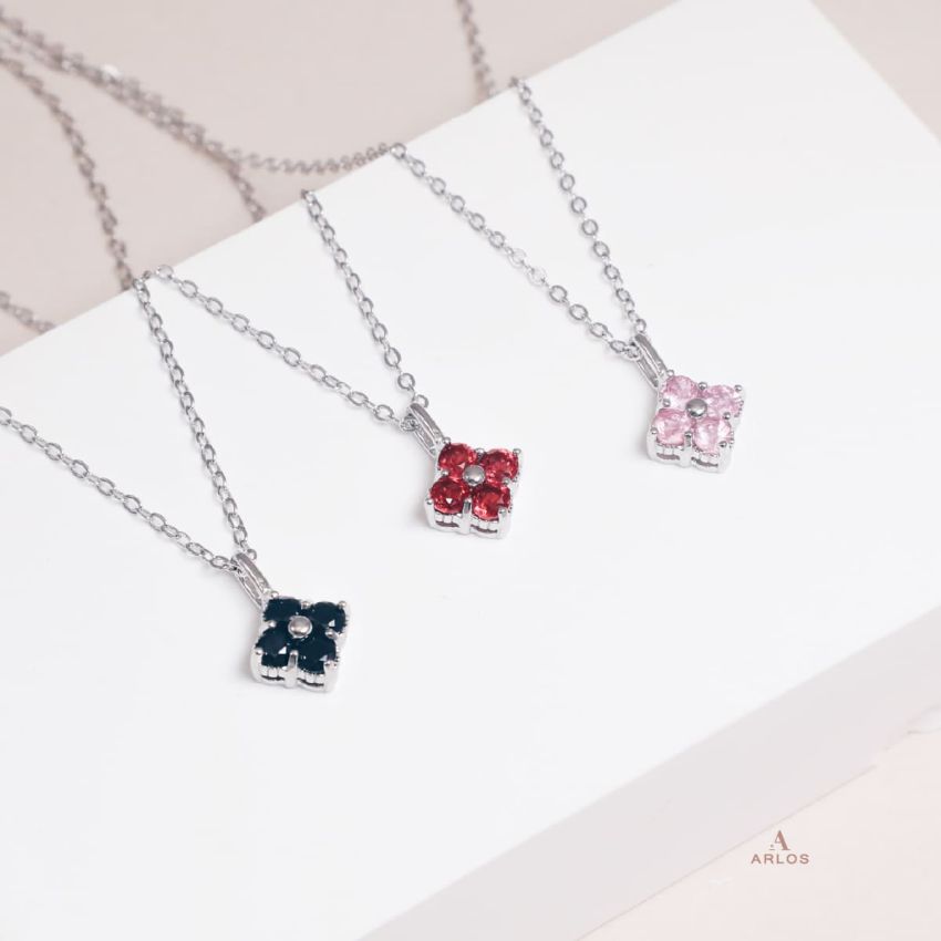 La Joie 石榴石四葉草頸鏈 (白金色)