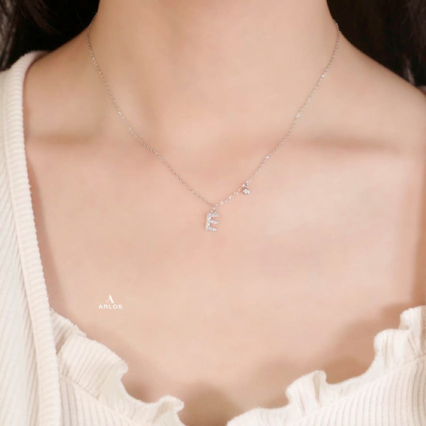 Trésor 字母 [ E ] 頸鏈 (白金色)