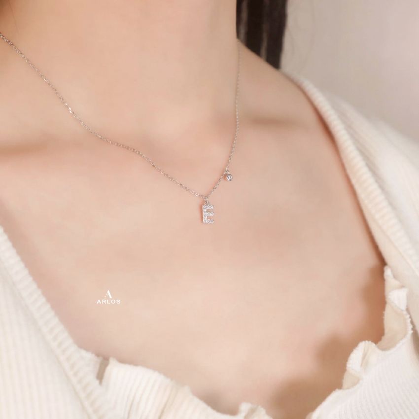 Trésor 字母 [ E ] 頸鏈 (白金色)